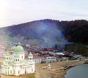 Zlatoust, usine et église des Trois Saints